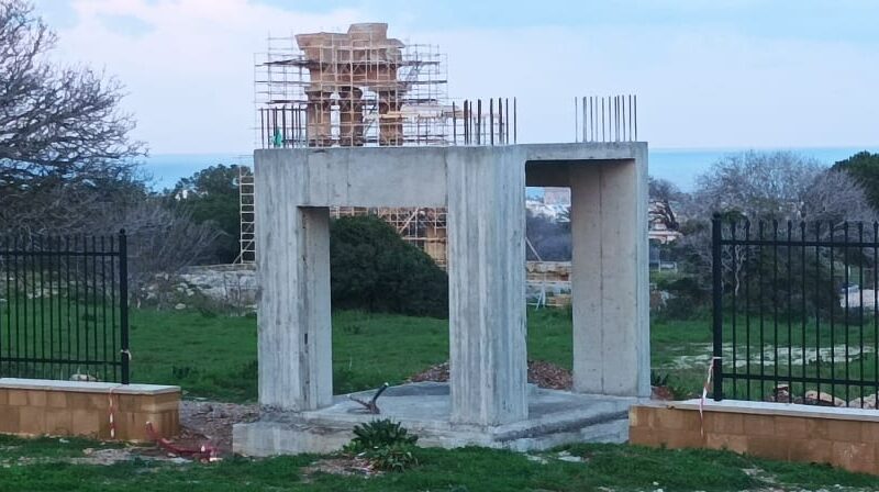 Δείτε σε βίντεο . Στο Ναο του Πυθίου Απόλλωνος περιοχή Μοντε Σμιθ – Ρόδου , στήθηκε παράνομο κτίσμα από την αρχαιολογία.